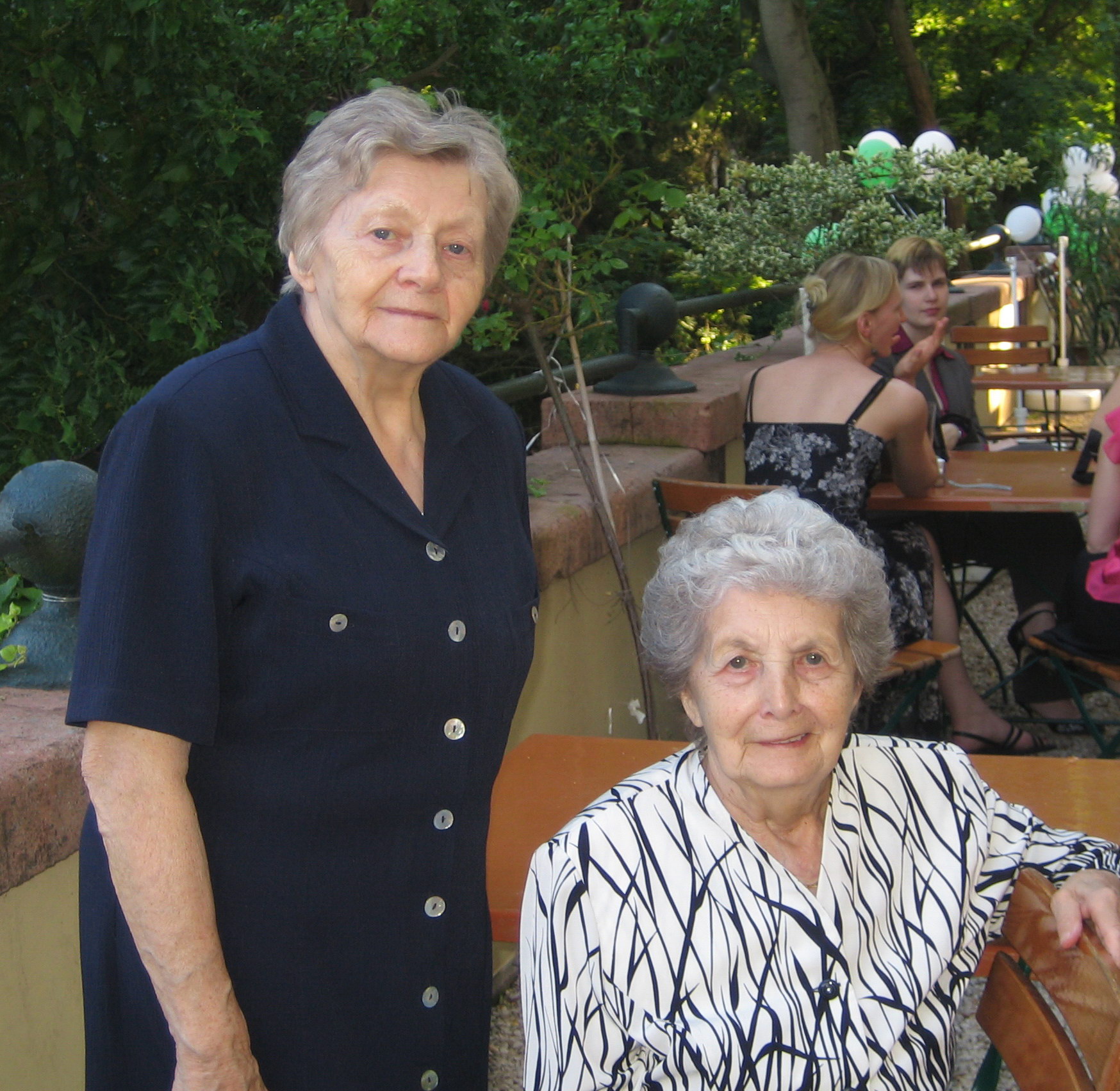 Die beiden Schwestern Ida Rosina Lache und Antonia Theresa Schmiedel, geb. Hoffmann, 2006 in Grimma zur Hochzeit von Chris und Silvia